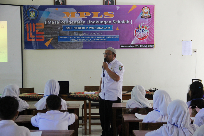 Pemberian materi kepada siswa baru saat MPLS di SMPN 2 Wonosalam