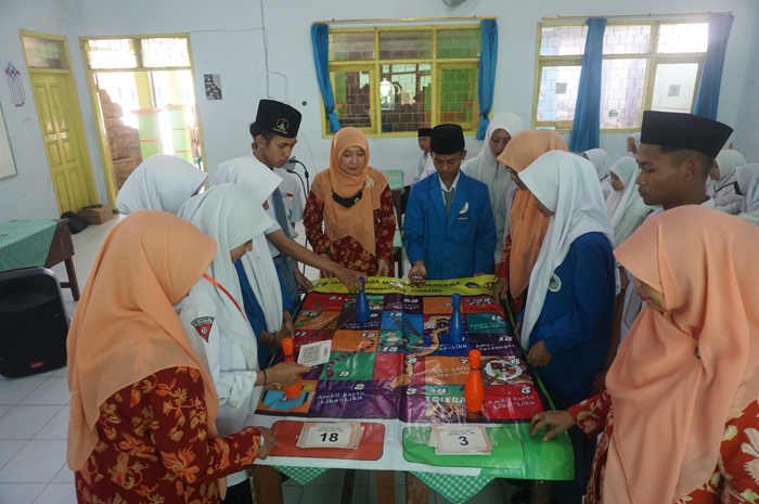 simulasi materi moderasi beragama di MAN 10 melalui media permainan yang sudah membudaya di masyarakat yakni ular tangga