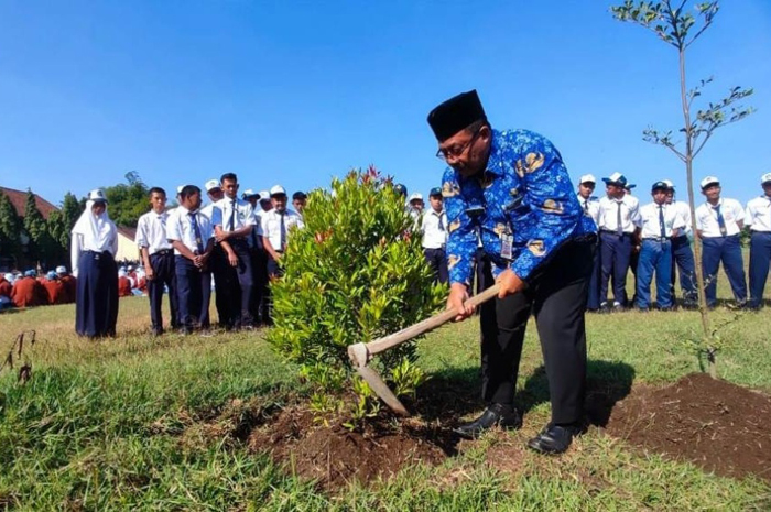Kepala SMKN Gudo Sulikan SPd MM melakukan kegiatan penanaman pohon saat pembukaan MLPS