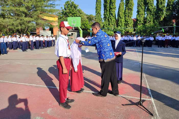 Prosesi pembukaan PPDB di SMPN Bandarkedungmulyo