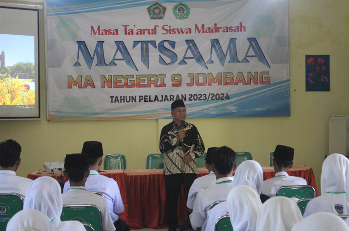 Siswa baru mengikuti Matsama di MAN 9 dan mendapat pengarahan dari guru