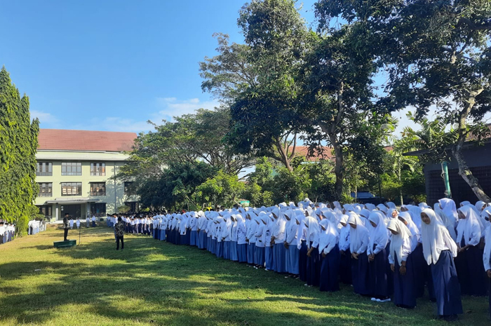 Apel peringatan 1 Muharram yang diikuti seluruh siswa dan santri Pondok Pesantren Darul