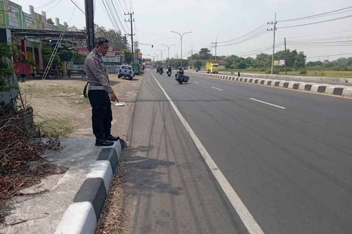 Petugas kepolisian menunjukkan lokasi korban mengalami tabrak lari