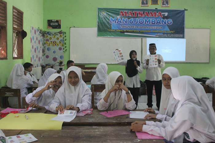 Siswa baru MAN 6 mengikuti kegiatan dalam ruangan dengan berkelompok