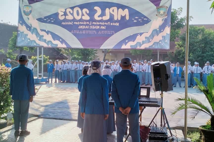 Prosesi upacara pembukaan MPLS di SMAN Bareng
