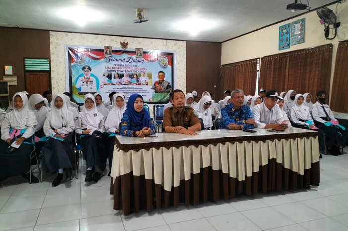 Siswa baru mengikuti pembukaan MPLS via Zoom Meeting bersama Gubernur Jatim Khofifah Indar Parawansa