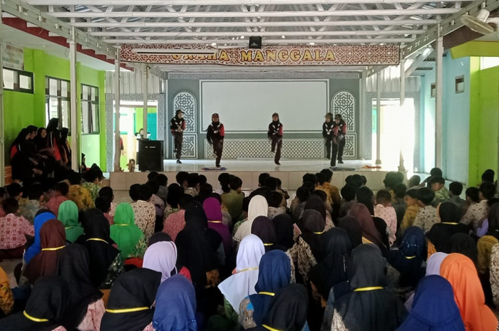 Demo ekstrakurikuler mengisi pelaksanaan MPLS di SMPN 2 Mojowarno