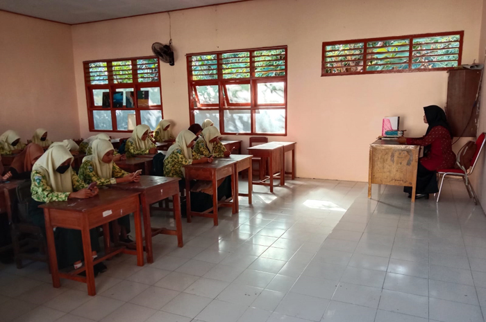 Siswa SMAN Plandaan mengerjakan materi soal tryout dengan didampingi guru pendamping