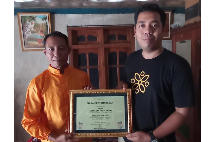 Rifai (kiri) menerima plakat apresiasi YBPN dari Adistya DK.