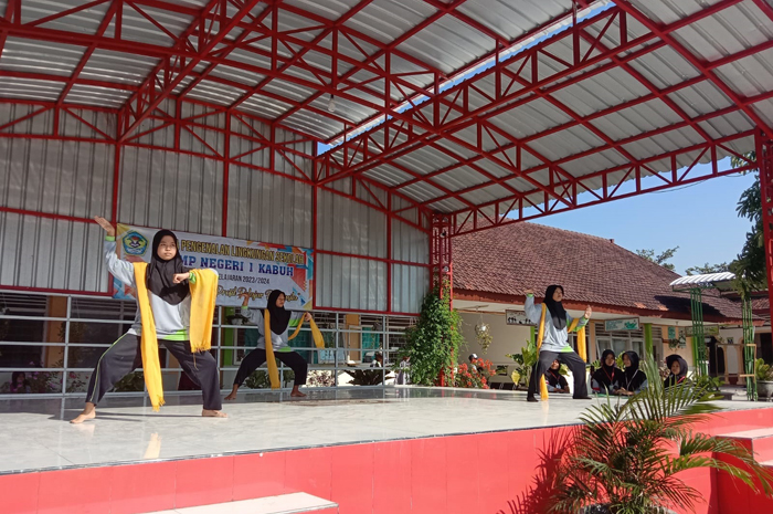 Siswa SMPN 1 Kabuh menampilkan bakatnya dalam MPLS