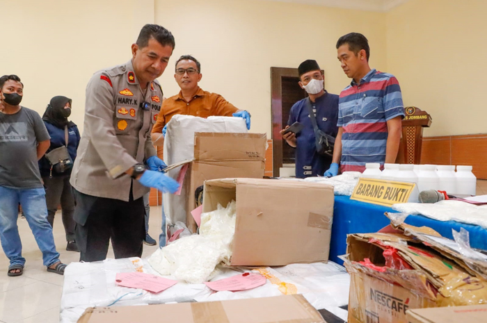 Wakapolres Jombang menunjukkan barang bukti jutaan butir pil koplo yang disita dari dua bandar yang ditangkap