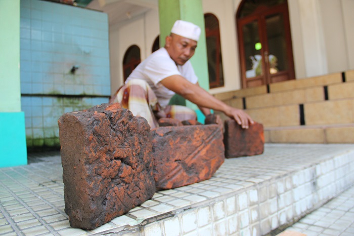 Bata kuno yang telah diangkat kini disimpan di Masjid