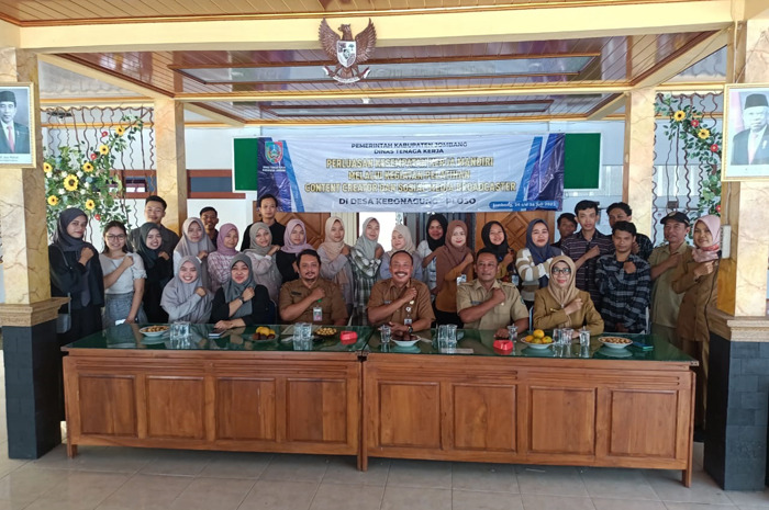 Tamu undangan dan pemateri bimtek berfoto bersama dengan seluruh peserta