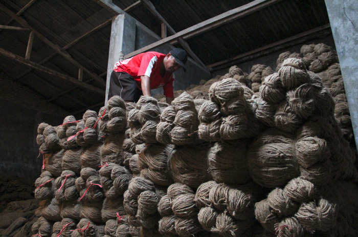 Tali dari karung goni buatan Jumiran di gudang rumahnya di Desa Dapurkejambon, Jombang.