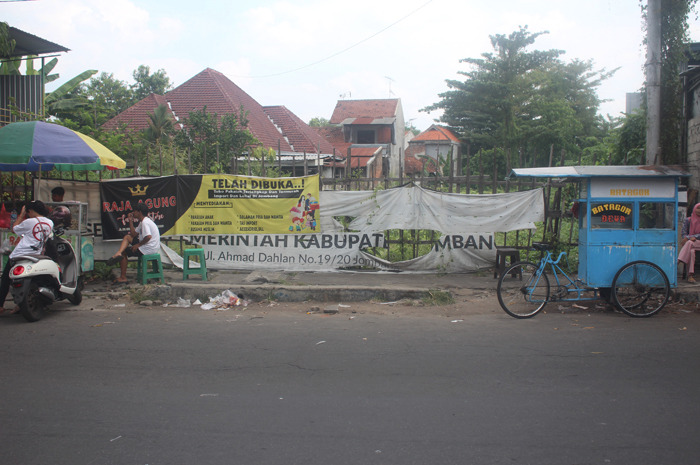Lahan yang telah dibeli Pemkab Jombang untuk dijadikan sentra PKL. Namun pembangunannya buram karena lelangnya gagal dilakukan