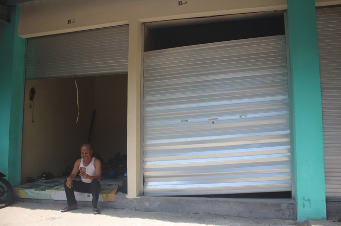 Kondisi pintu rolling door pasar tunggorono yang sudah ambrol