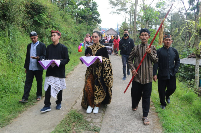 Warga Kampung Adat Segunung, Dusun Segunung, Desa Carangwulung Wonosalam saat mengikuti tradisi Grebeg Suro.