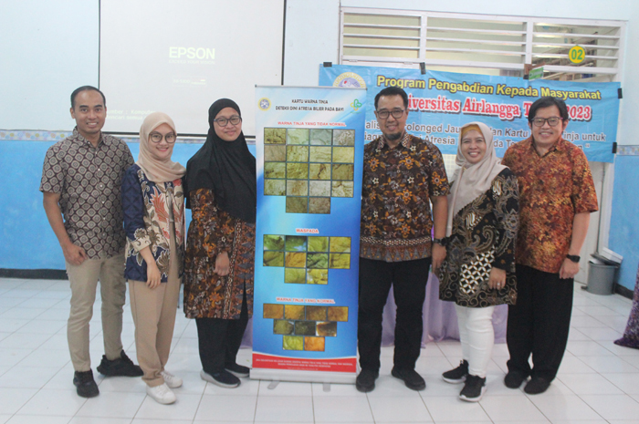 Narasumber dari FK Unair dan peserta sosialisasi di Puskesmas Dukuhklopo, Peterongan, kemarin (27/7).