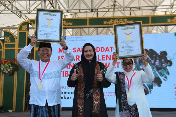 Bupati Jombang Hj Mundjidah Wahab menerima piagam pemecahan rekor Muri dari Sri Widayati perwakilan MURI