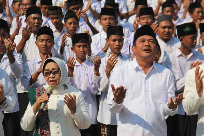 Bupati-Wabup Jombang bersama ribuan pelajar melantunkan salawat tibbil qulub memecahkan rekor MURI