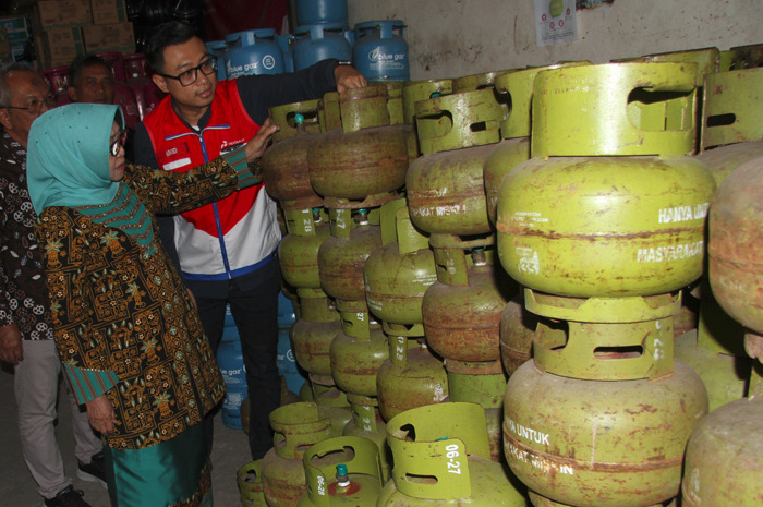 Bupati Jombang Mundjidah Wahab saat memantau ketersediaan elpiji di Pangkalan Jl Kemuning Jombang kemarin
