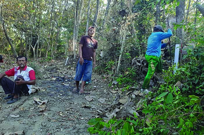Pemasangan patok di tanah warga yang akan dijadikan embung di Desa Purisemanding, Plandaan, Jombang