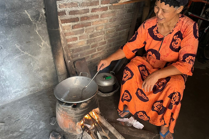 Wrga di Desa Pulorejo, Kecamatan Ngoro ini terpaksa memasak menggunakan kayu bakar karea kelangkaan elpiji