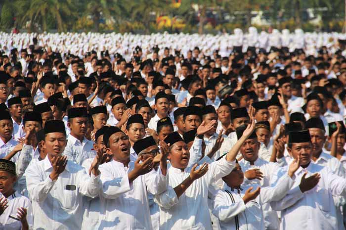 Ratusan ribu pelajar dan warga muslim mengikuti pemecahan rekor Muri rodat Ishari Milenial di Alun-Alun Jombang kemarin.