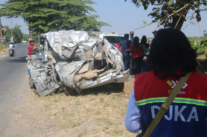 Petugas DJKA saat tengah melakukan investigasi kecelakaan kereta dan mobil keluarga di Jombang