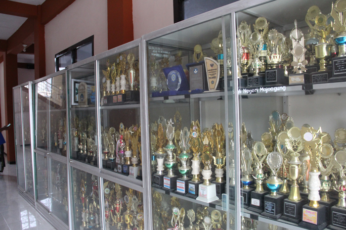 Sederet prestasi dan penghargaan berupa piala yang telah diraih SMA Negeri Mojoagung