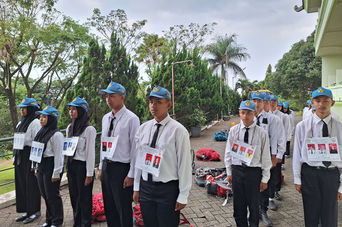 Anggota OSIS SMAN Mojoagung mengikuti persiapan LDKS MPK OSIS.