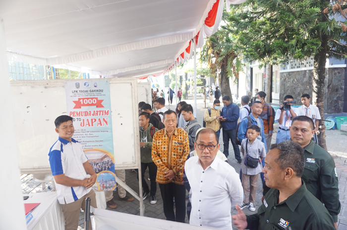 Ketua Yayasan Dwija Bhakti Jombang, H Pudyo Sasmoko SE, beserta jajaran membuka job fair.