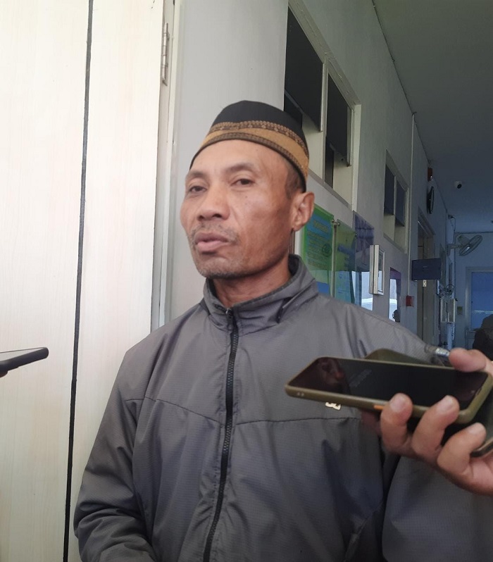 Sujari, orang tua salah satu korban kecelakaan kereta di Jombang yang kini masih dirawat