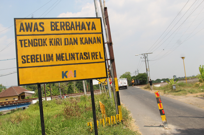 Kecelakaan maut yang menewaskan 6 orang membuat perlintasan sebidang tanpa palang di Dusun Gondekan, Jabon, Jombang ini bakal ditutup