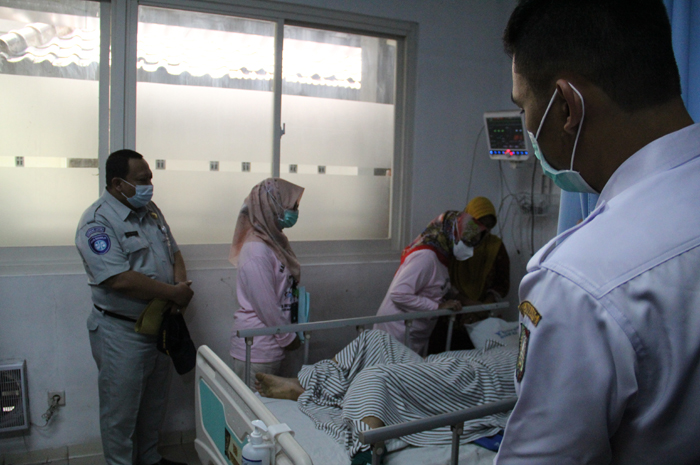 Bupati Jombang saat menjenguk korban kecelakaan kereta yang dirawat di RSUD Jombang
