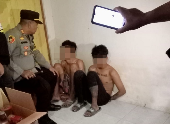 Kedua pelaku curanmor saat diamankan di kantor desa Tengaran, Kecamatan Peterongan