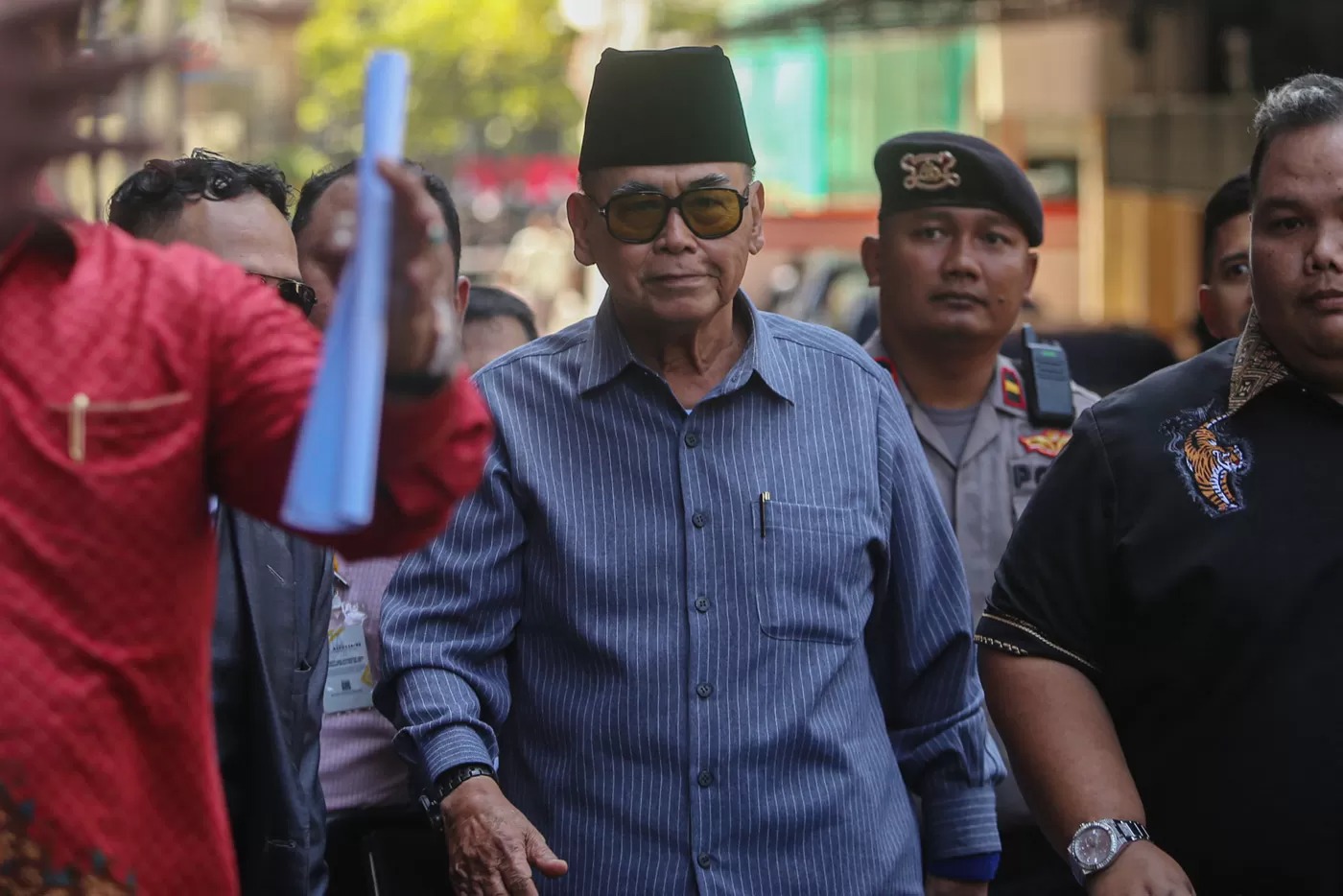 Pimpinan Pondok Pesantren Al Zaytun Panji Gumilang berjalan menjalani pemeriksaan di Bareskrim Mabes Polri, Jakarta, Selasa (1/8).