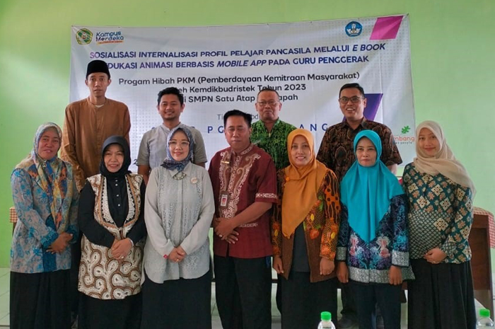 Tim PKM STKIP PGRI Jombang saat kegiatan di SMPN Satu Atap Jipurapah (SMPN 3 Plandaan).