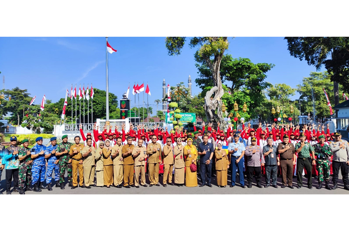 Bupati, forkopimda dan seluruh peserta pelatihan pasukan pengibar bendera pusaka (paskibraka) Kabupaten Jombang