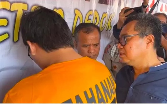 AAB, 23, Pelaku pembunuhan mahasiswa UI saat dikeler petugas dalam rilis