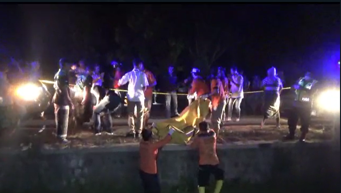 Petugas kepolisian dibantu relawan saat proses evakuasi dua karung yang berisi tubuh mayat korban mutilasi di Jombang