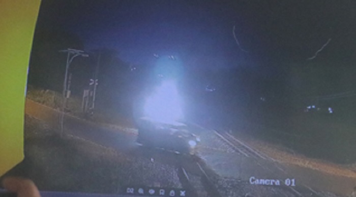 Tangkapan layar rekaman CCTV kecelakaan kereta api dan luxio di Jombang