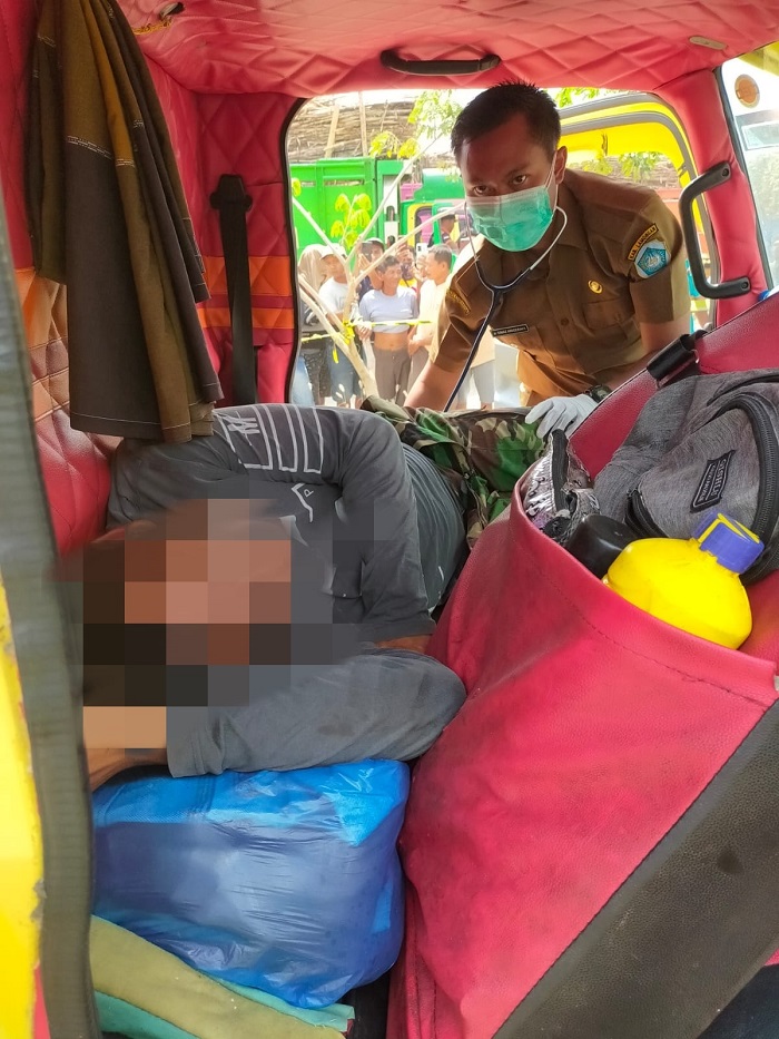 Petugas kesehatan saat akan melakukan pemeriksaan dan evakuasi jasad sopir truk yang meninggal dunia di pabrik gula KTM di Lamongan