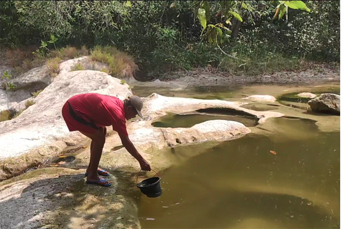 Warga di Desa Jipurapah, Kecamatan Plandaan saat mencari air di sungai. Kondisi ini lantaran pasokan air di desanya mulai berkurang karena kemarau