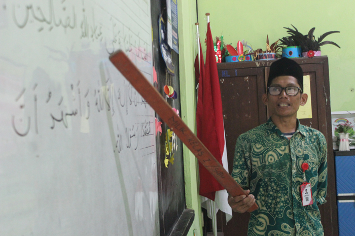 Pembimbing mulok saat mengajar di SDN Jombang 2 (21/3).