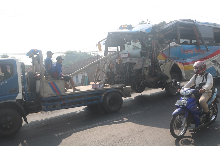 Kondisi bus Sugeng Rahayu yang mengalami kecelakaan saat diderek mobil petugas ke Mako Satlantas Polres Jombang