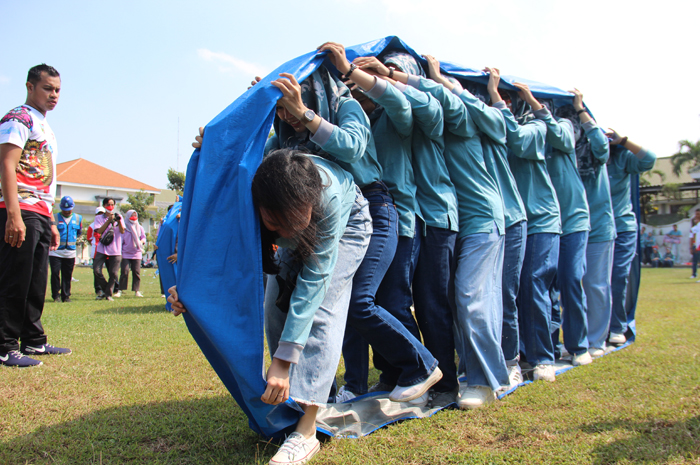 PNS di Jombang mengikuti lomba agustusan roda gila di lapangan pemkab Jombang Senin (7/8)