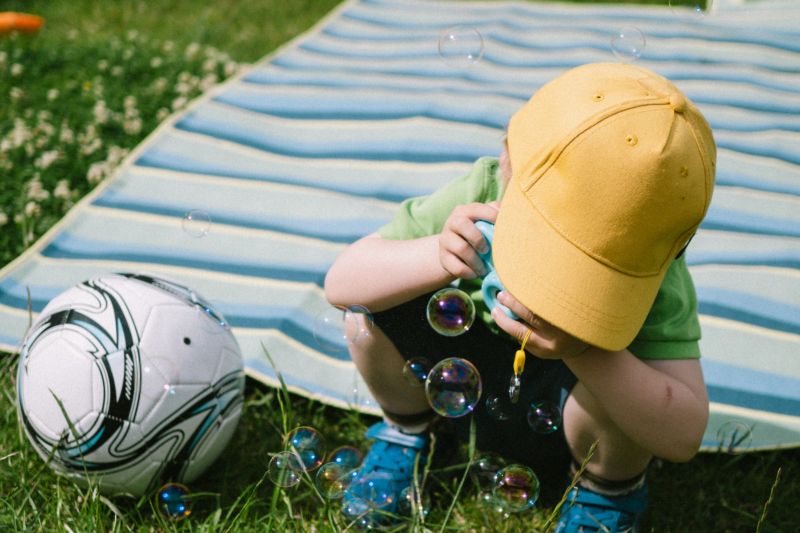 Ilustrasi anak sedang bermain. Waspada jika anak anda memilihi ciri leher hitam, bisa jadi itu tanda obesitas hingga diabetes