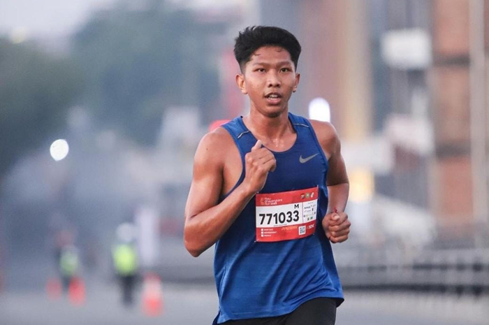 Ardhi, atlet Jombang saat berlari di lintasan 10K Riau, Minggu (6/8).