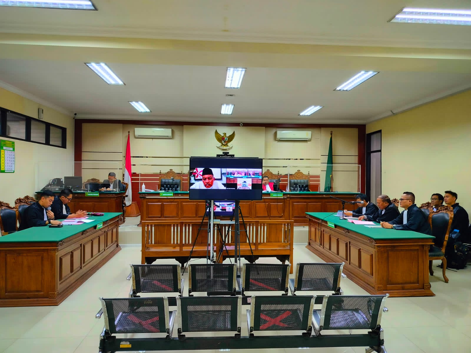 Suasana sidang perdana kasus Korupsi pupuk bersubsidi di Pengadilan Tipikor Surabaya